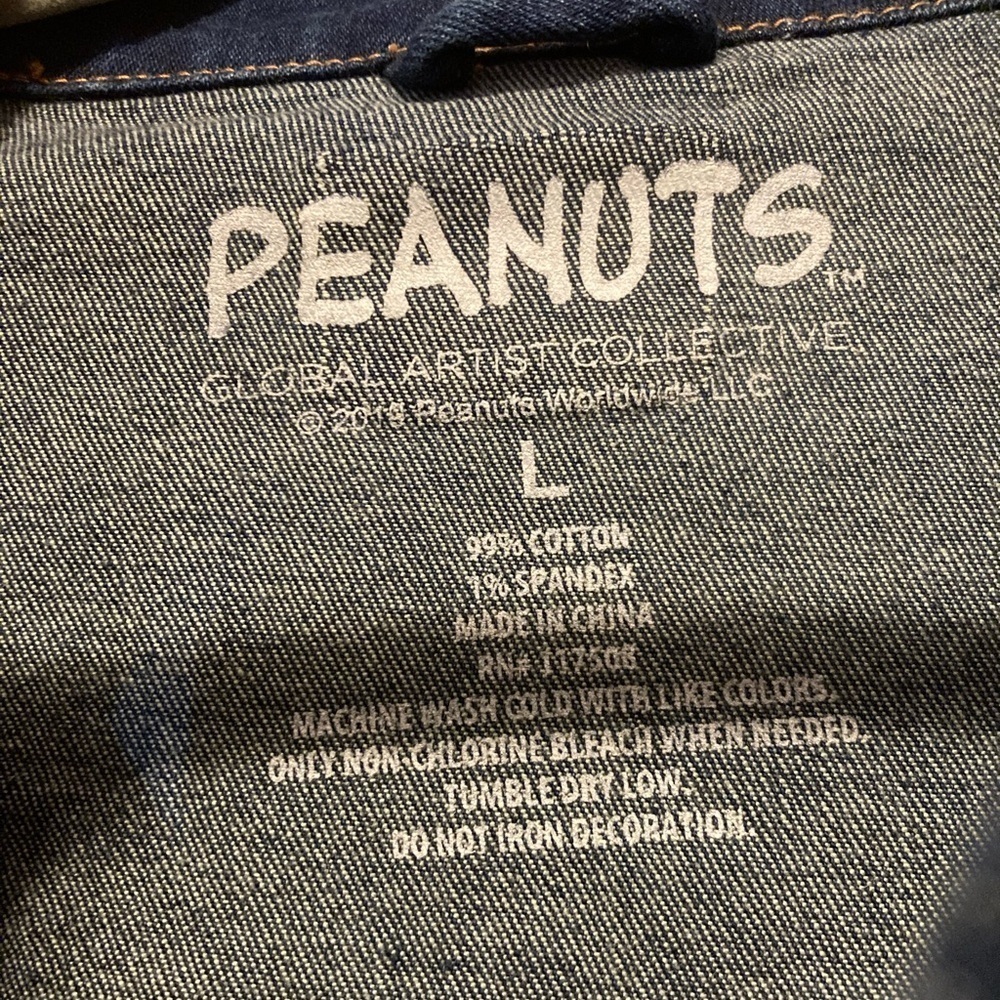 PEANUTS Snoopy Jean Trucker Jacket Button Front Denim Blue Size Large - Picture 8 of 10